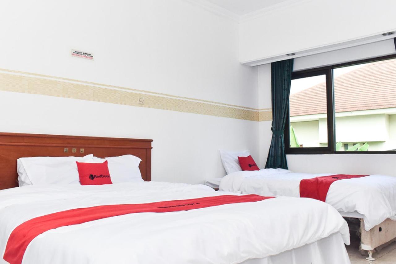 Reddoorz Near Lenmarc Mall Surabaya Pradahkalikendal Exteriör bild